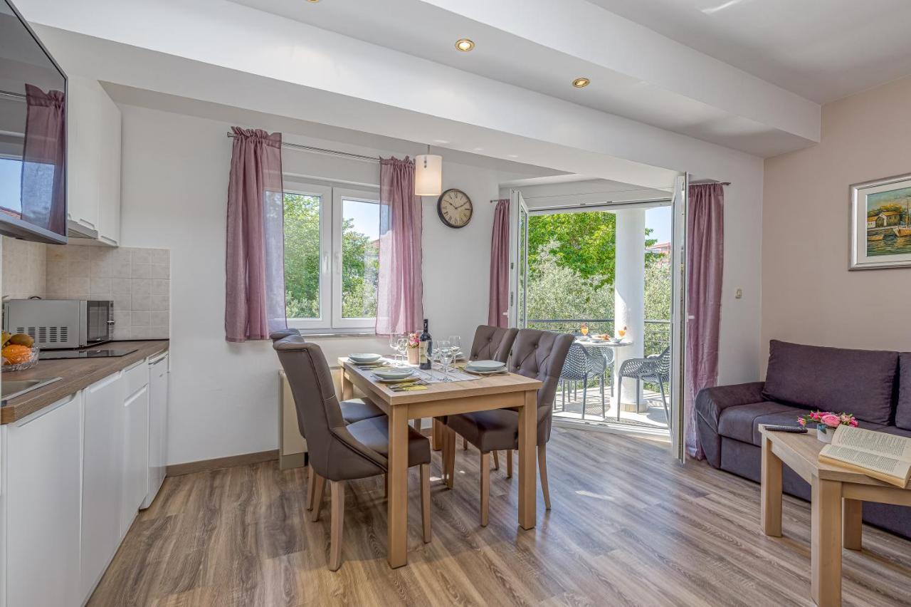 Villa Mihaela โตรกีร์ ภายนอก รูปภาพ