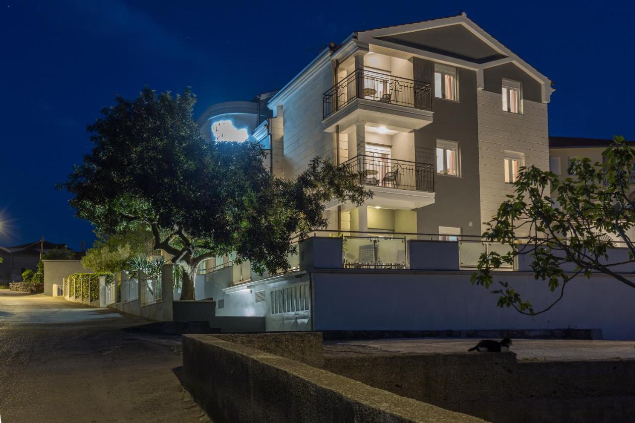 Villa Mihaela โตรกีร์ ภายนอก รูปภาพ
